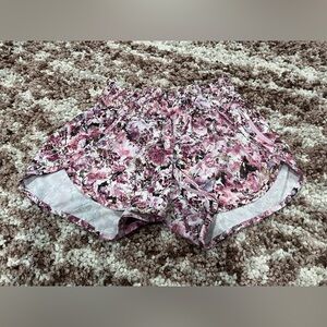Perfect condition, Lululemon track that short 3” size 4